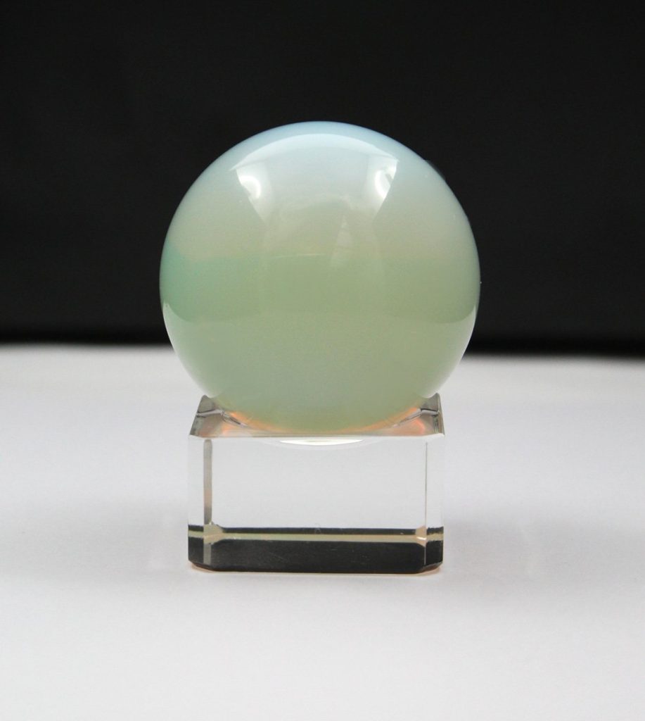 Opalit Edelsteinkugel Opalblau gelb irrisierender Edelstein