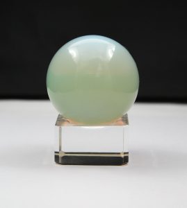 Opalit Edelsteinkugel Opalblau gelb irrisierender Edelstein