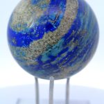 Lapislazuli Kugel Azur Blau Goldadern Handgeschnitzt poliert Plexiglasständer